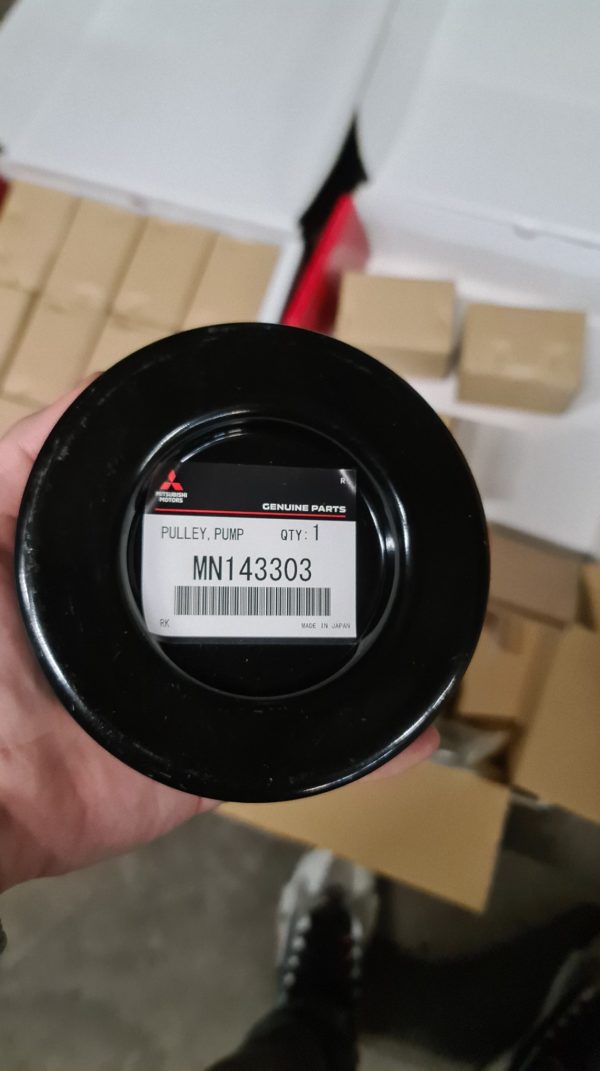 Neue Riemenscheibe der Wasserpumpe original Mitsubishi