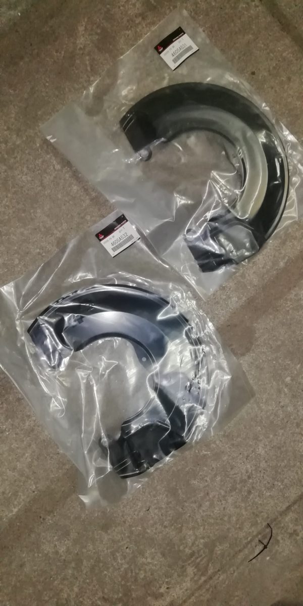 Set neue Ankerbleche VORNE original Mitsubishi für Evo 7-9 