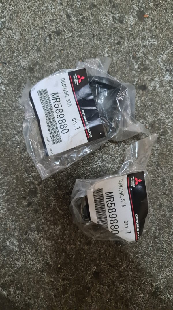 Neue Stabigummis hinten original Mitsubishi für Evo 7-9