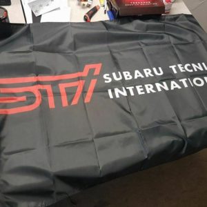 Wandfahne 150cmx90cm Subaru STI schwarz/rot für Garage GC8 GDB G