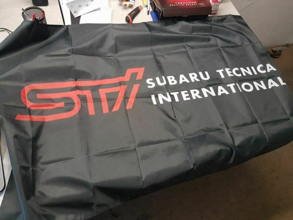 Wandfahne 150cmx90cm Subaru STI schwarz/rot für Garage GC8 GDB G