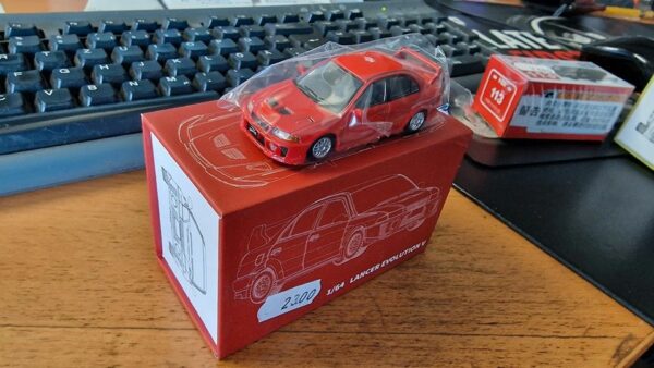JKM Modellauto Mitsubishi Evo 5 GSR in 1/64 in rot oder gelb