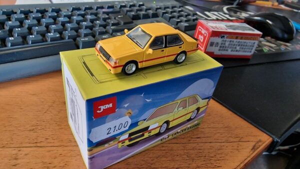 JKM Modellauto Mitsubishi Lancer EX2000 in 1/64 gelb