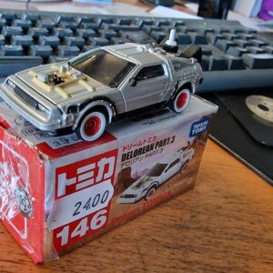 Modellauto DeLoreon in 1/64 Tomica Zurück in die Zukunft