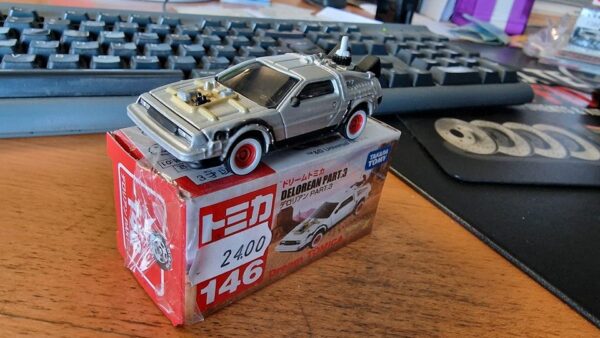 Modellauto DeLoreon in 1/64 Tomica Zurück in die Zukunft