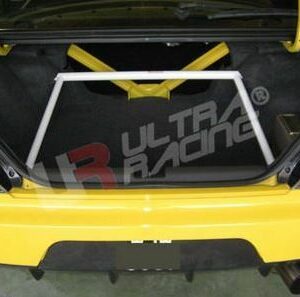 Ultra Racing 4-P Kofferraum Strebe weiß Mitsubishi Evo 7-9 CT9A