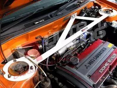 Ultra Racing Domstrebe vorne 3-P weiß Mitsubishi Evo 4 5 6 RHD