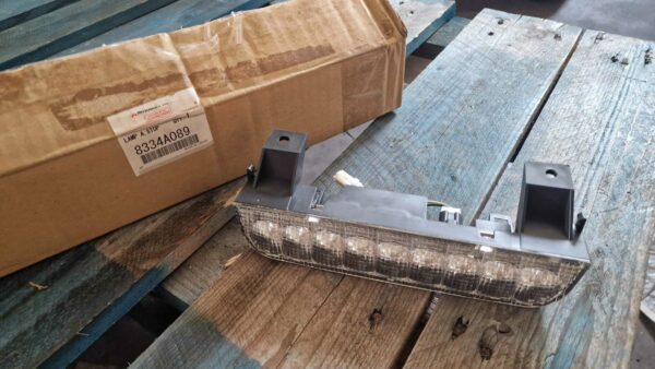 8334A089 Neues 3. Bremslicht für Mitsubishi Pajero 4 V80 V90