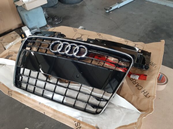 8J0853651HT94 Neuer Audi TT 8J Kühlergrill schwarz-glänzend