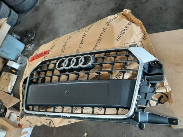 8U0853651M1QP Neuer Audi Q3 8U Kühlergrill steingrau