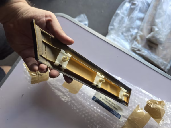 A20269052629999 Neue Zierleiste Kotflügel vorne R Mercedes W202 – Bild 2