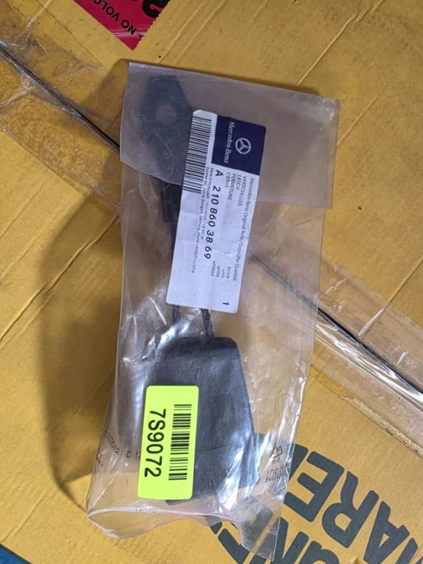 A2108603869 Neuer Gurtschloss vorne Mercedes W210