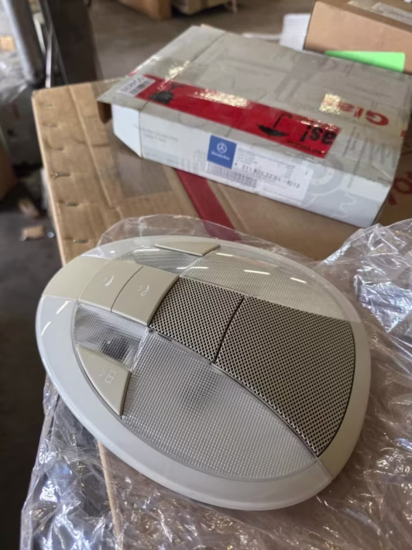 A21182022018J12 Neue Innenleuchte hinten Mercedes W211
