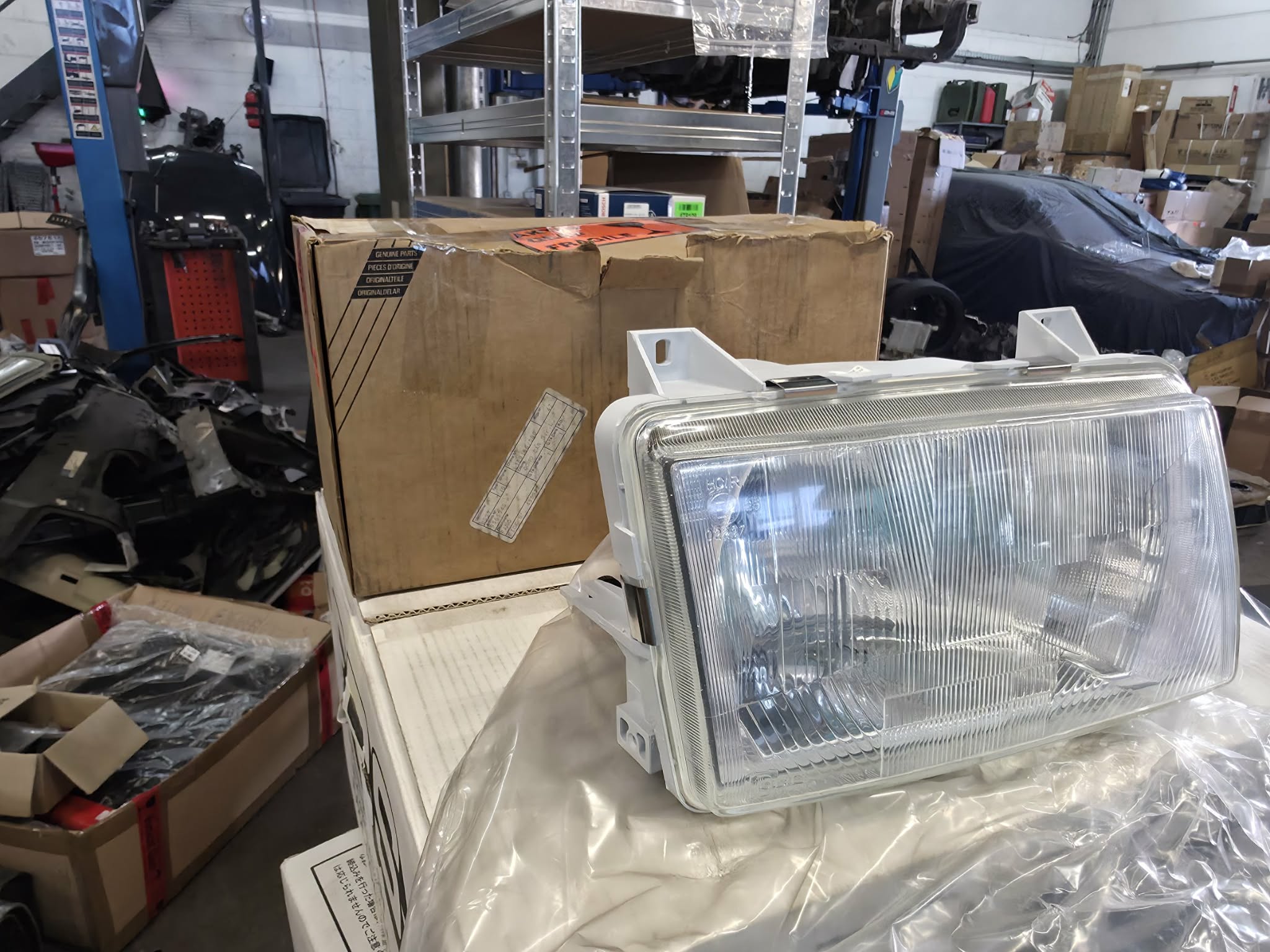 9565946 Neuer Scheinwerfer rechts H4 komplett SAAB 9000 Valeo