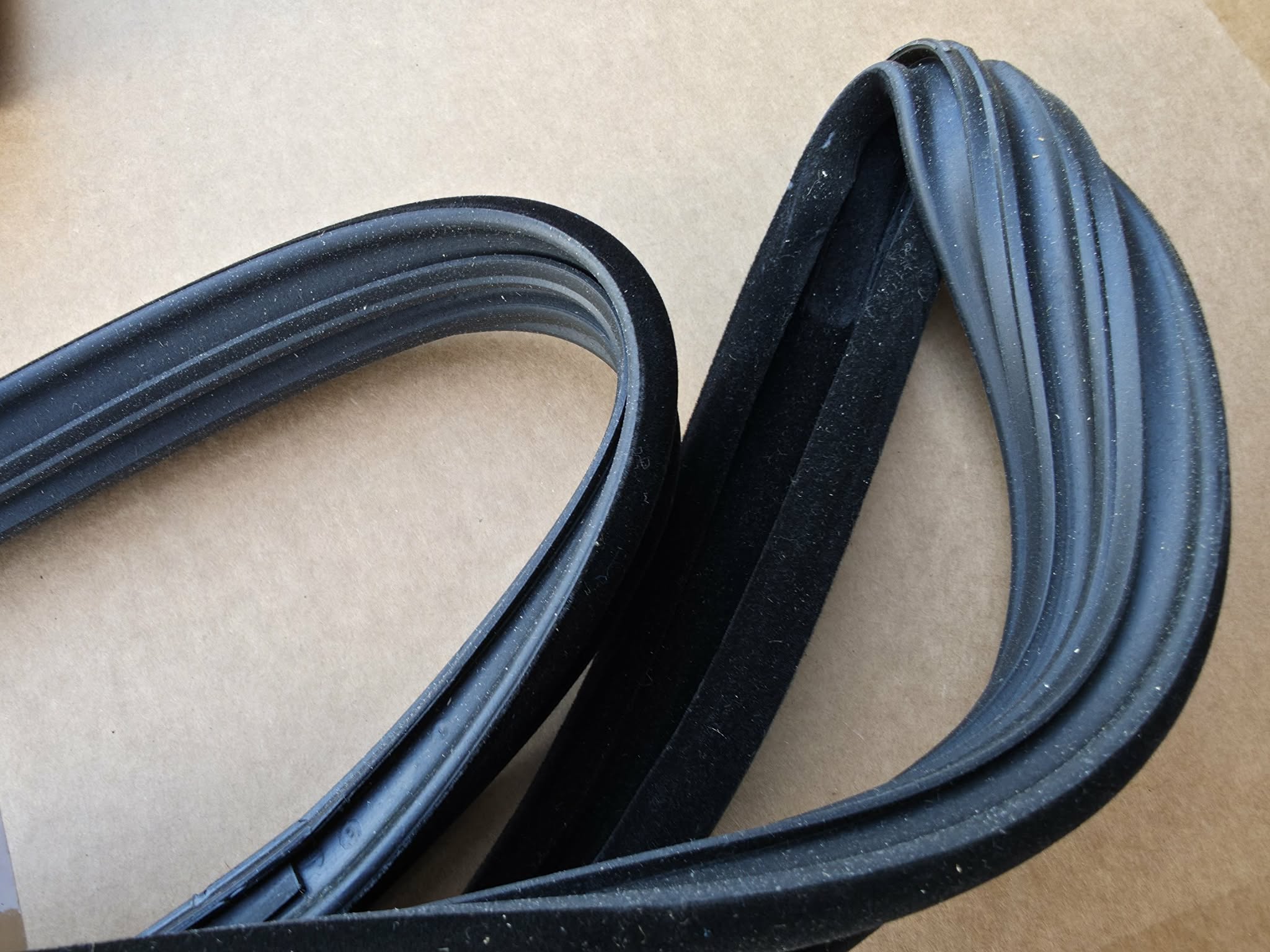 A1267350125 Neue Fensterlaufschiene hinten Mercedes W126 SEL – Bild 3