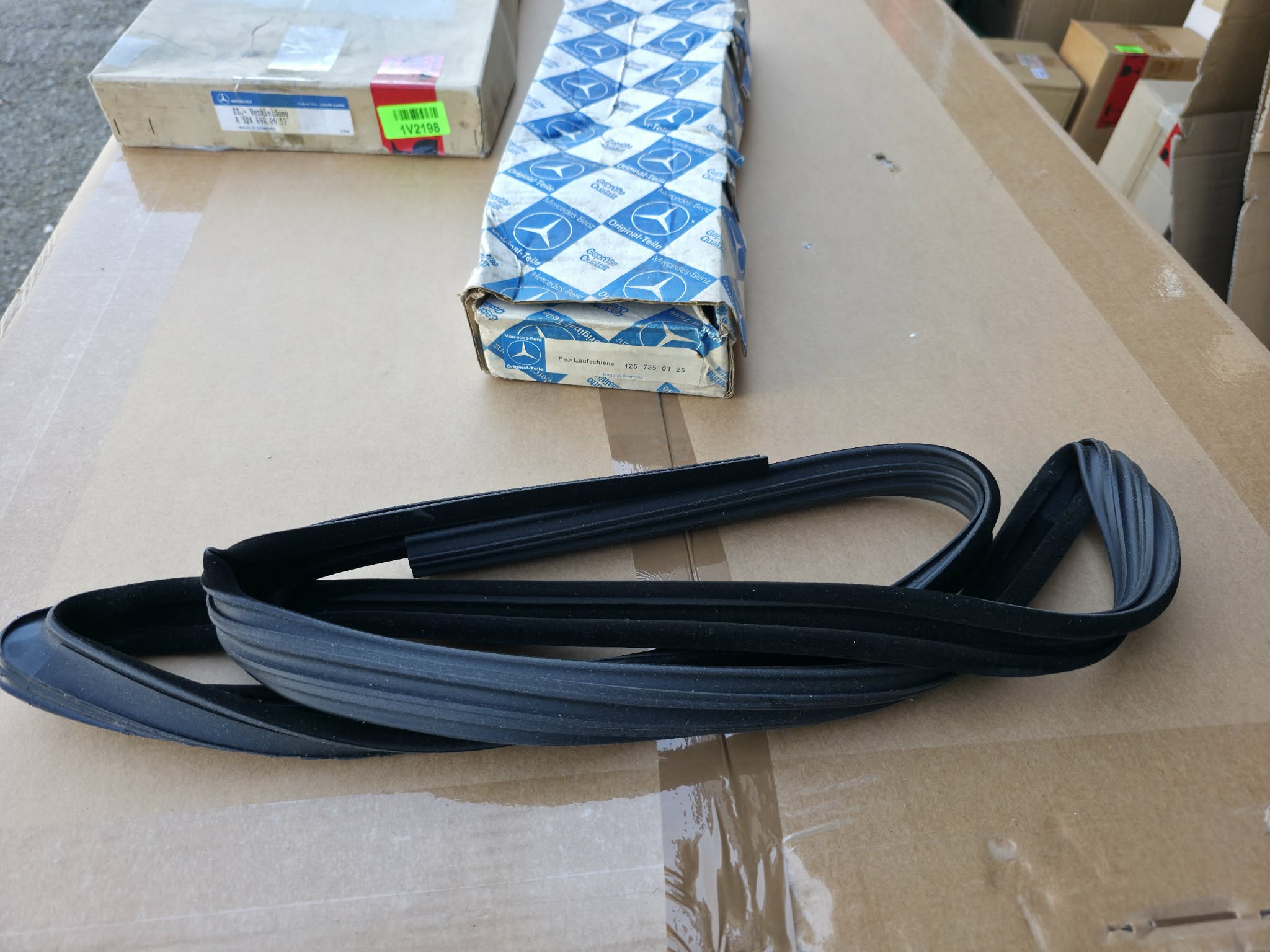 A1267350125 Neue Fensterlaufschiene hinten Mercedes W126 SEL