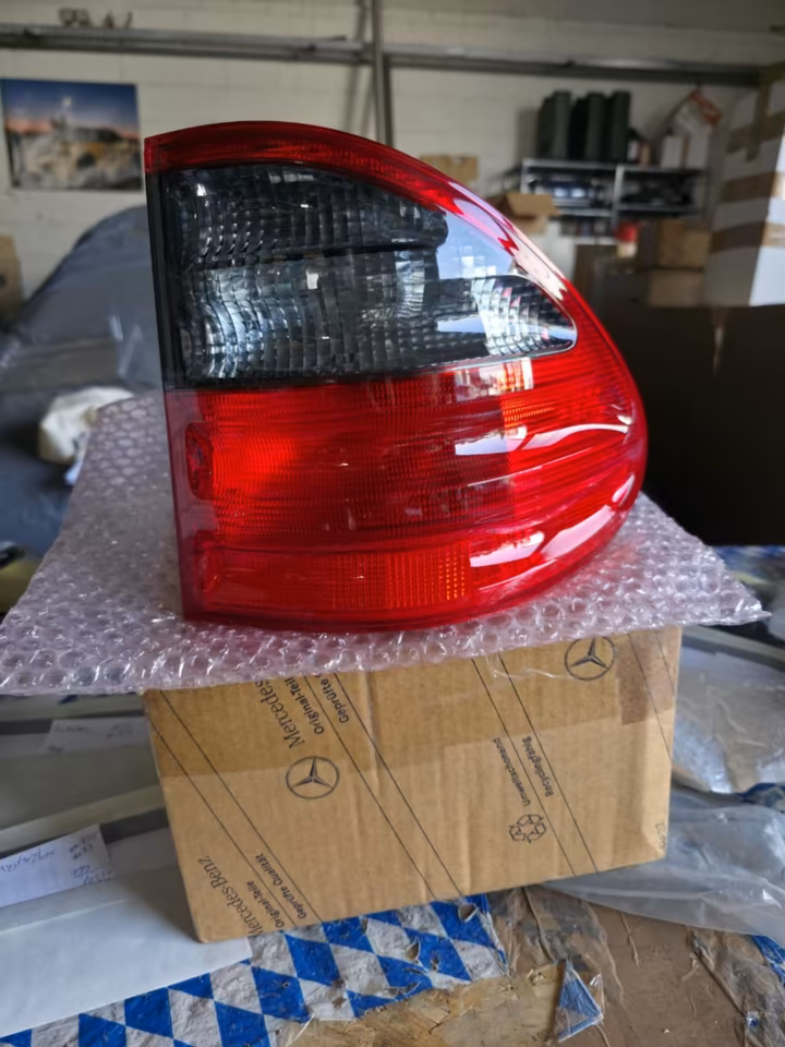 A2108206864 Neue Rückleuchte rechts Mercedes W210 T-Modell Avantgarde