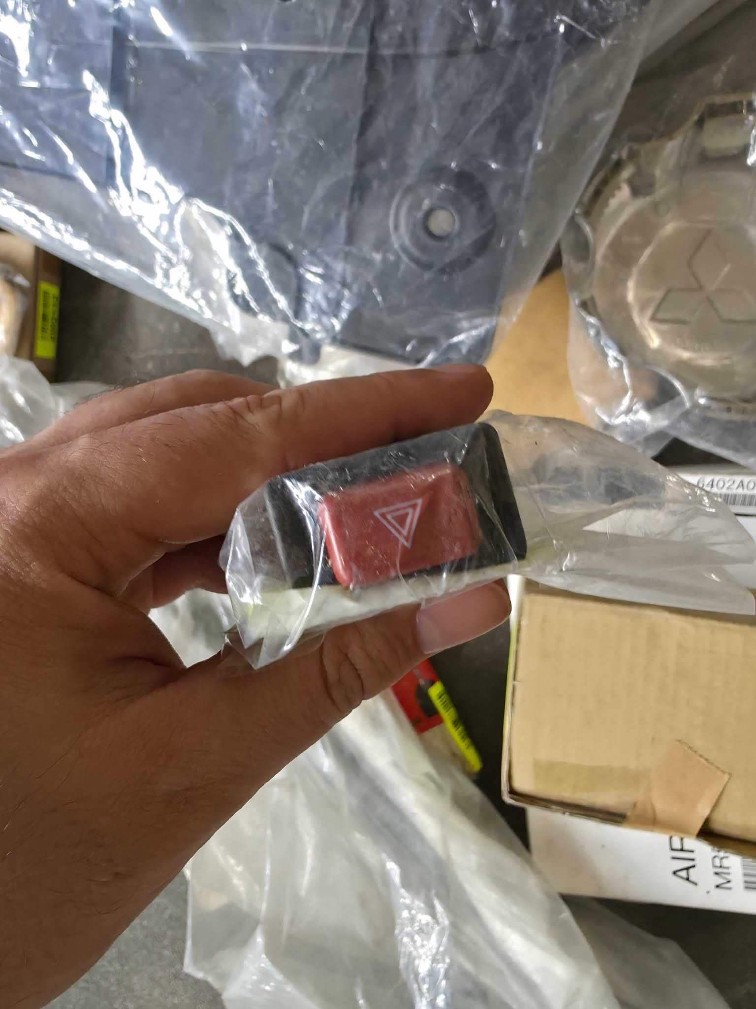 MB652291 Neuer Warnblinker Schalter Mitsubishi Pajero 2 V20 V40